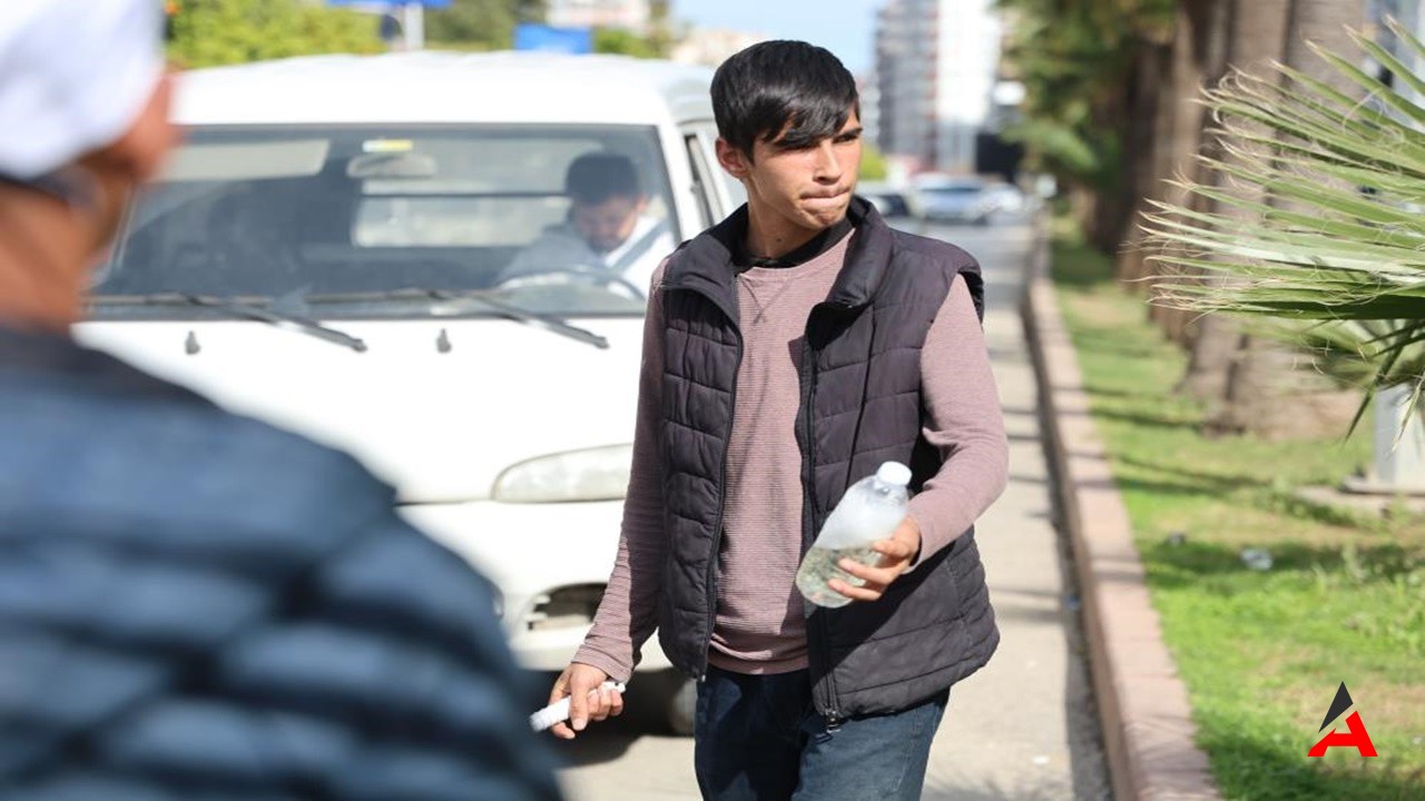 Adana'da Cam Silme Gerilimi Sürücüler