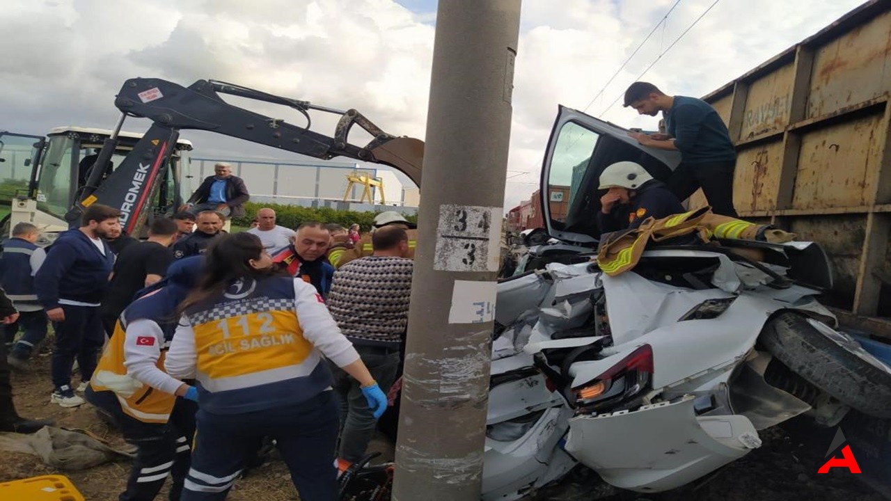 Trenin Çarptığı Otomobil Hurdaya Döndü, Sürücü Ağır Yaralı