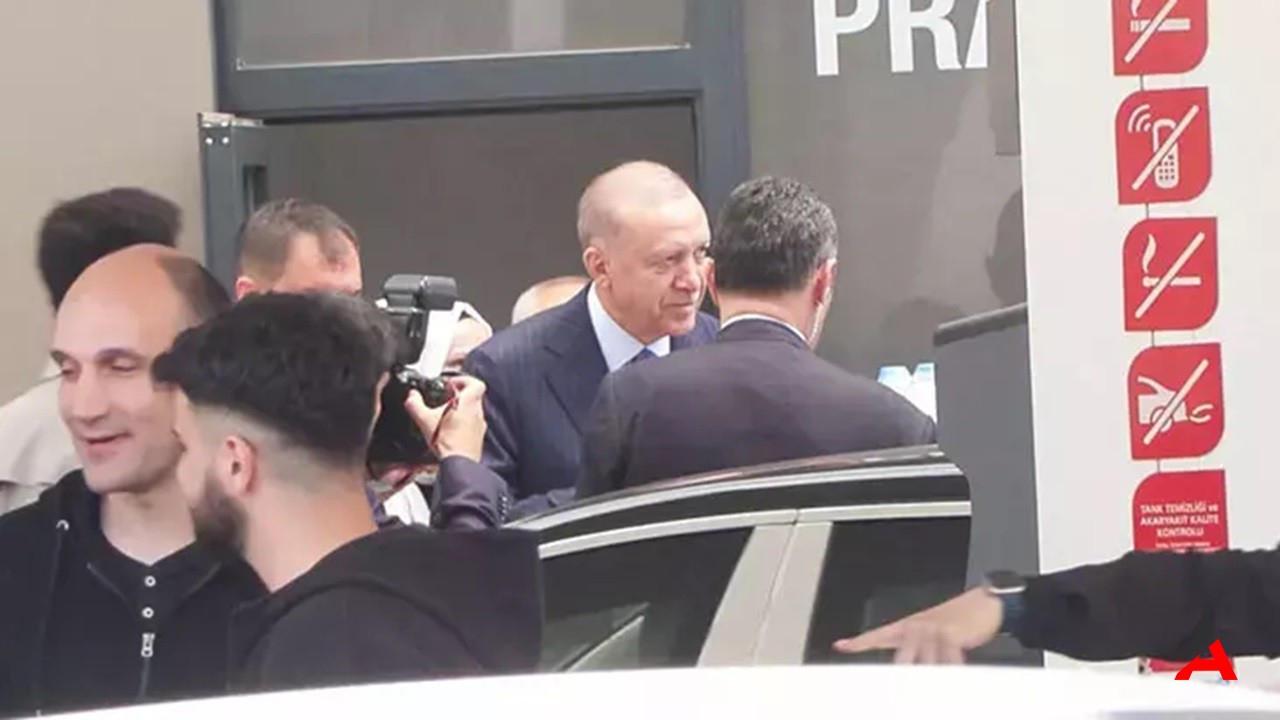 Cumhurbaşkanı Erdoğan'dan Sürpriz Ziyaret Akaryakıt İstasyonunda Vatandaşlarla Buluştu