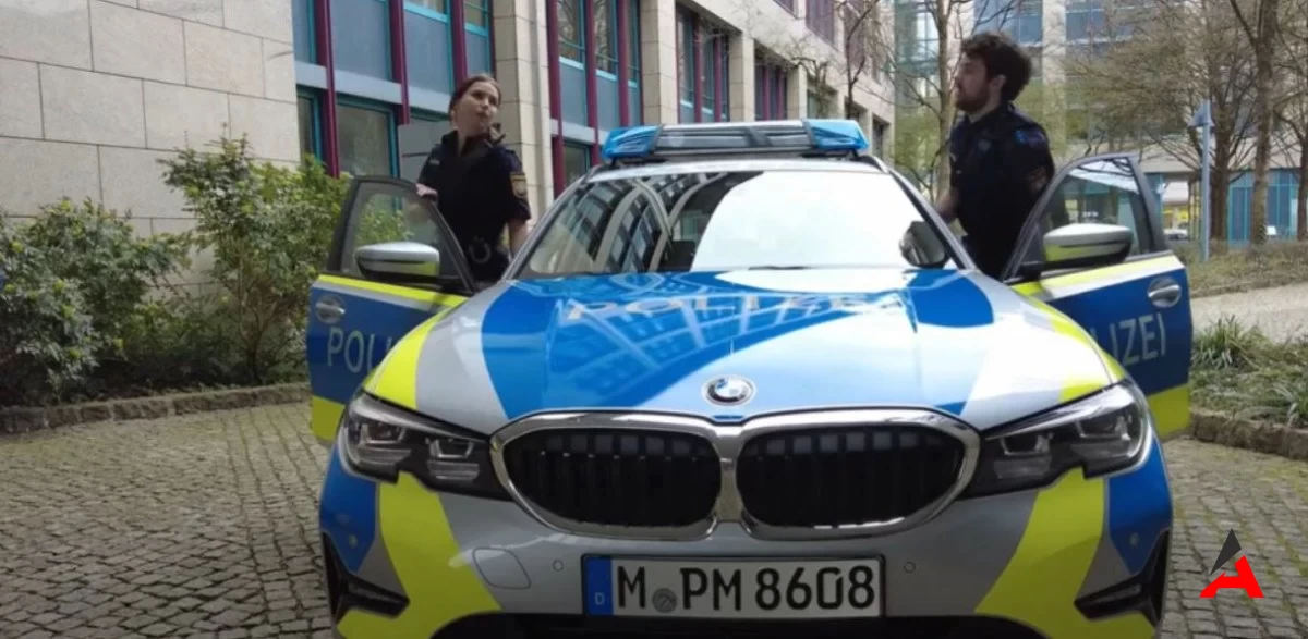 Pantolonsuz Polisler Sokakta Almanya'da Üniforma Krizine Çıplak Tepkii