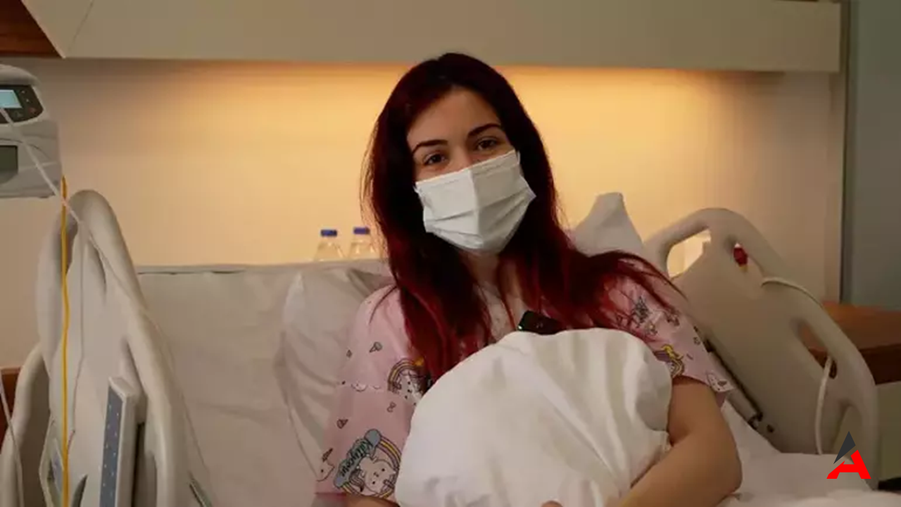 İzmir'de Lösemi Tedavisi Gören Kıza Hastane Odasında Romantik Evlenme Teklifi1