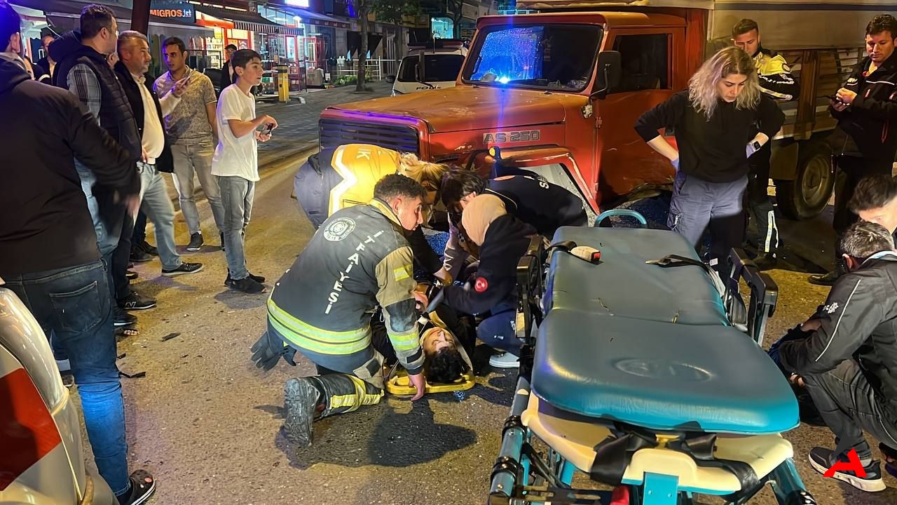 Kocaeli'de 2 Motosiklet Ve Kamyonetin Karıştığı Kazada 4 Kişi Yaralandı1