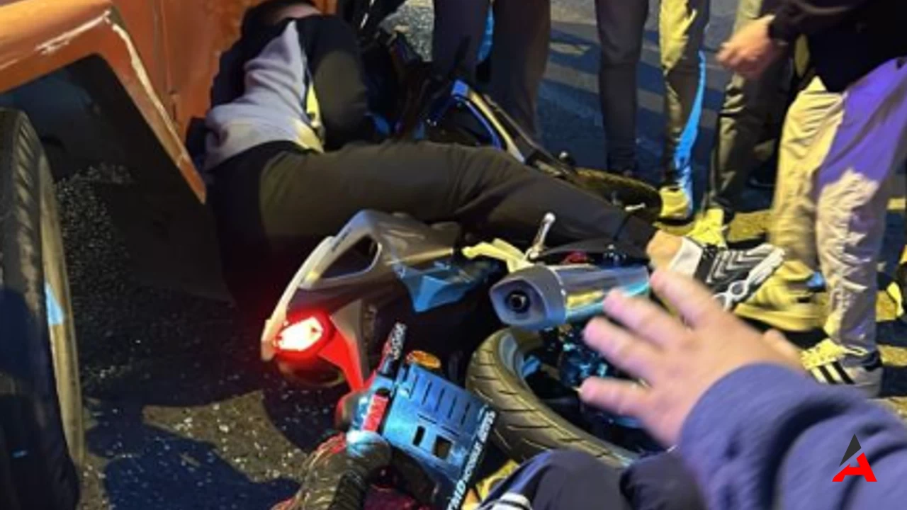 Kocaeli'de 2 Motosiklet Ve Kamyonetin Karıştığı Kazada 4 Kişi Yaralandı2