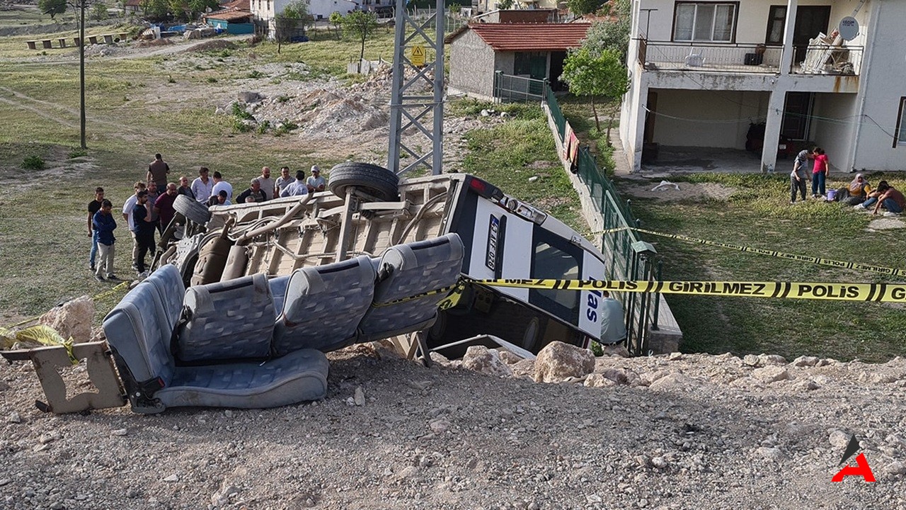 Kütahya Emet'te Minibüs Kazası