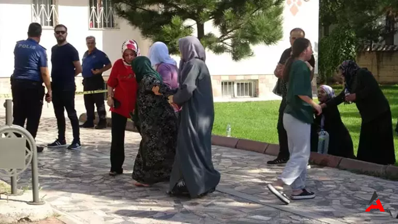 Kayseri'de Çöp Yüzünden Çıkan Kavgada Baba Ve Oğul Vuruldu1