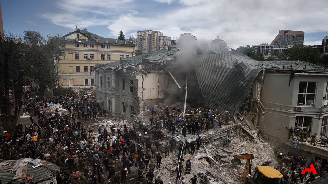 Kiev'e Füze Saldırısı 20 Ölü, Çocuk Hastanesi Vurulduu