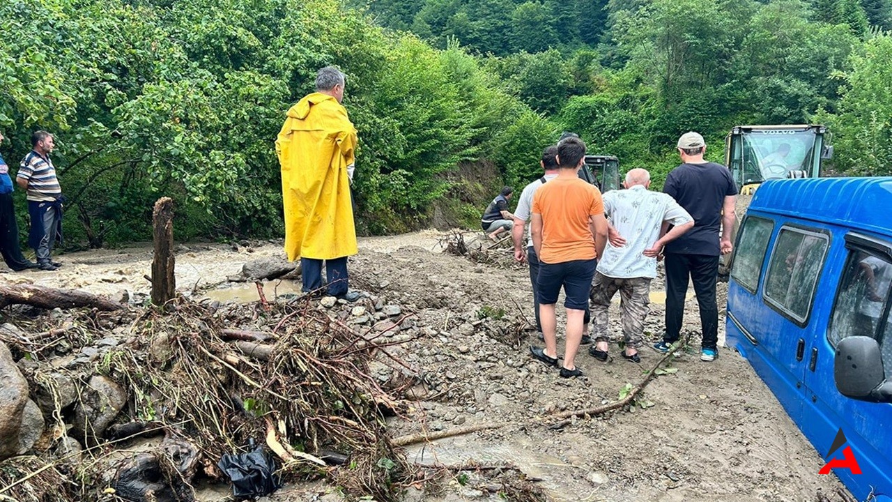 Ordu Çaybaşı'nda Sel Felaketi Yaşamını Yitiren Kadın Ve Mahsur Kalan Yollarr