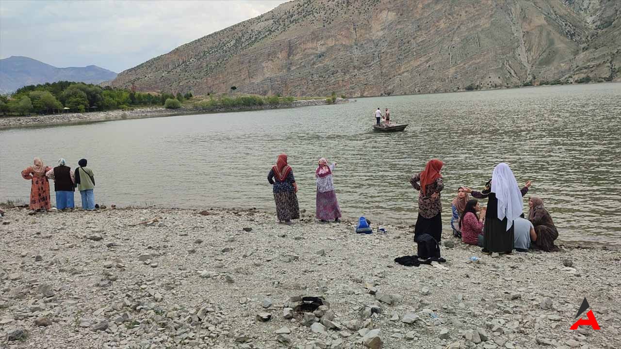 Tortum Gölü'ne Giren Çocuk