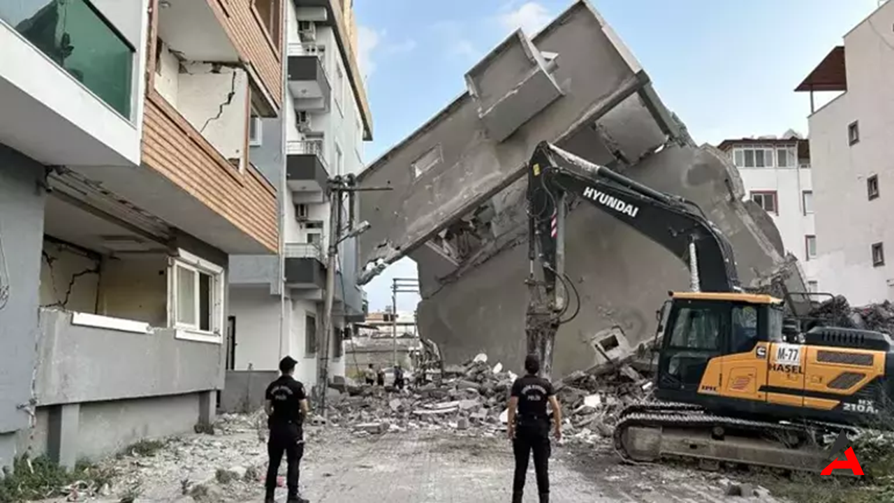 5 Katlı Bina Başka Bir Binanın Üzerine Devrildi, Korku Dolu Anlar Kamerada