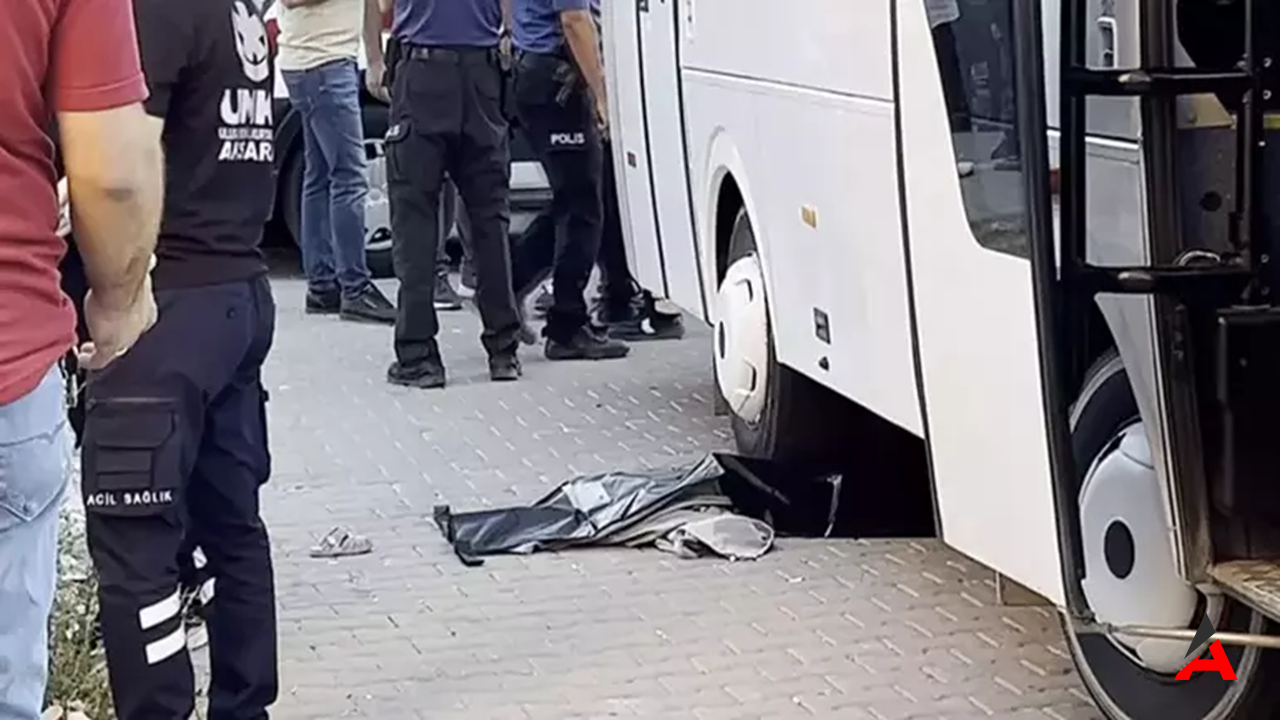 Aksaray'da Feci Kazaanneanne Ve 2 Yaşındaki Torun Servis Minibüsünün Altında Can Verdi1