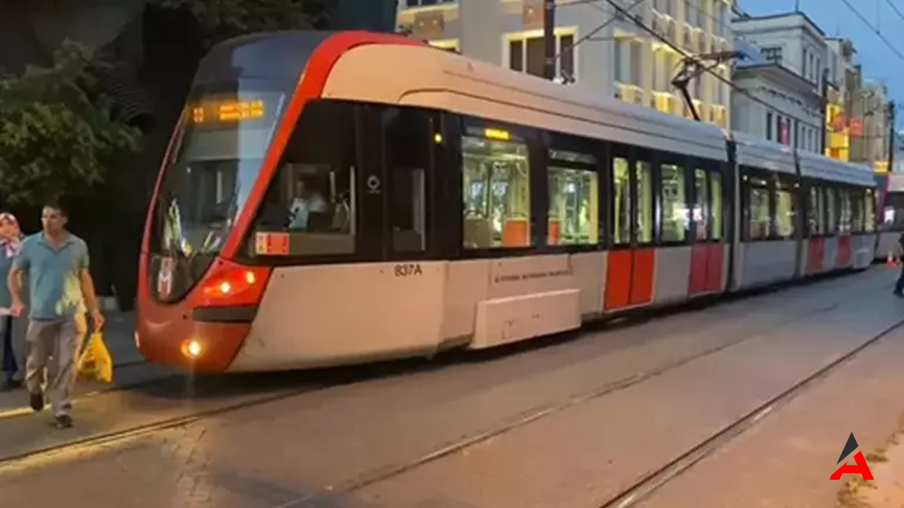 Sultanahmet Tramvay Durağında Şüpheli Çanta Alarmı1