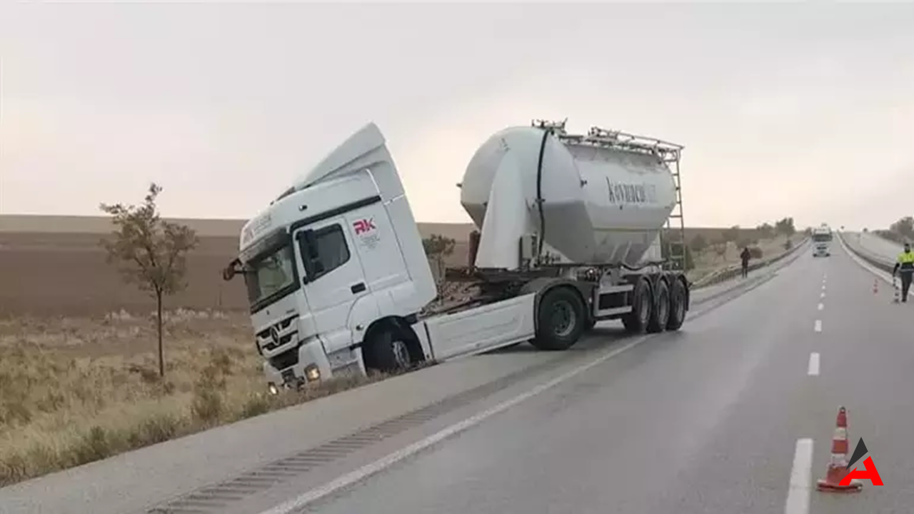 Konya’da Kum Fırtınası Sebebiyle Zincirleme Kaza 6 Yaralı3