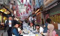 Beyoğlu'nda Ramazan Bereketi: Sokaklar İftar Sofralarıyla Canlanıyor