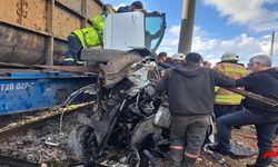 Hatay'da Dehşet Anları: Trenin Çarptığı Otomobil Hurdaya Döndü, Sürücü Ağır Yaralı