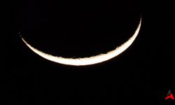 Hayranlık Uyandıran Gökyüzü Şöleni: Samandağ'da Hilal Şeklinde Ayın Büyüleyici Görüntüsü