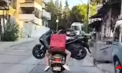 İzmir'de Kasksız İki Kişi, Motosikletle Motosiklet Taşıdı!