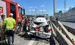 Sultanbeyli'de Kaçırdığı Sapağa Geri Giden Otomobile TIR Çarptı: 2 Yaralı