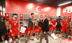 TFF Başkanı Hacıosmanoğlu, Milli Takım'ı Zafer Sonrası Soyunda Odasında Tebrik Etti