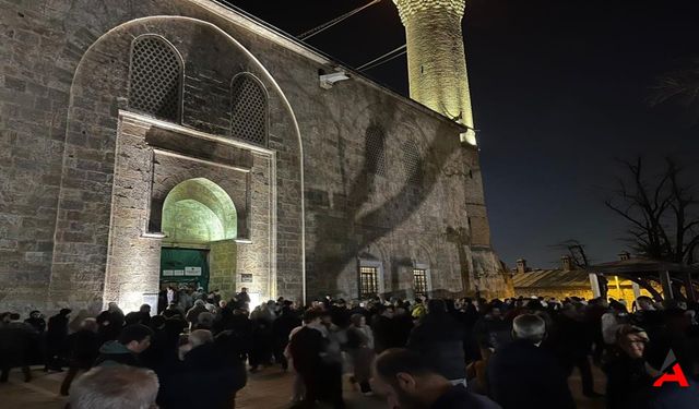 Bursa'da Ramazan Ayının İlk Teravihi Coşkusu: Ulu Camii'nde Dualar Filistin İçin Yükseldi