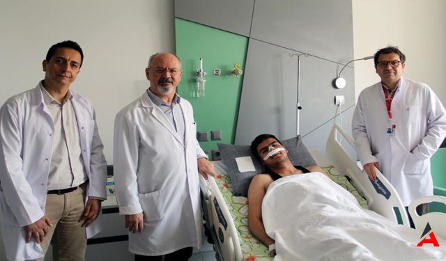 Nadir Sinüs Tümörü İzmir'de 19 Yaşındaki Hastaya Hayat Veren Operasyon