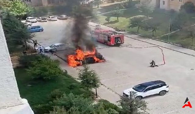 Alevlerin Ortasında: Elazığ’da Park Halindeki Otomobil Alev Topuna Döndü!