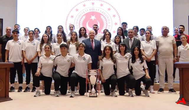 Bakan Güler'den Yüksekova Belediyespor Kadın Futbol Takımına Tam Destek!