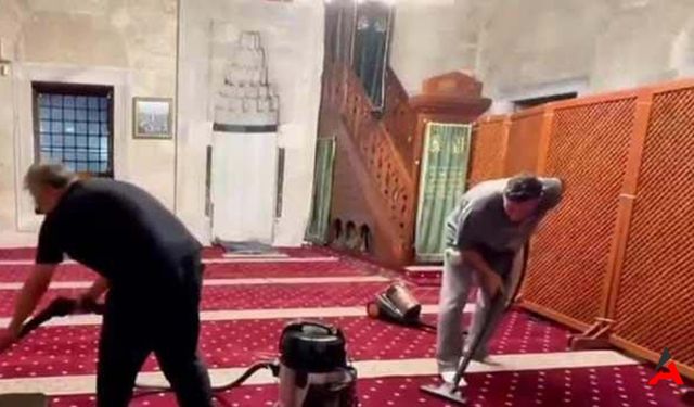 Mesut Özil'den Sürpriz Hareket: Şemsi Ahmet Paşa Camii'nde Temizlik Yaparken Görüntülendi