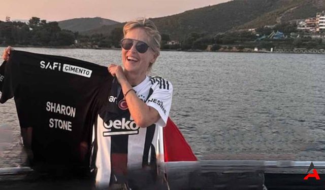 Sharon Stone Türkiye'de Beşiktaş Formasıyla Fırtına Gibi Esti!