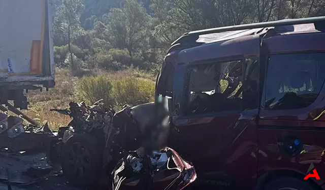 Erzincan'da Feci Kaza: Otomobil TIR'a Çarptı, 3 Kişi Hayatını Kaybetti!