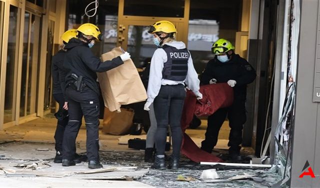 Köln'de Türk Eğlence Mekanında Patlama: Temizlik Görevlisi Yaralandı, Şüpheli Paket Alarmı!