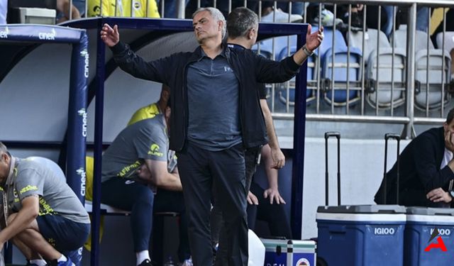 Mourinho'dan Sert Uyarı: Derbi Sonrası Fenerbahçe'de Kadro Dışı Fırtınası!