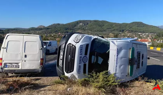 Köyceğiz-Gökova Yolunda Feci Kaza: Cenaze Aracı Yan Yattı, 3 Kişi Yaralandı!