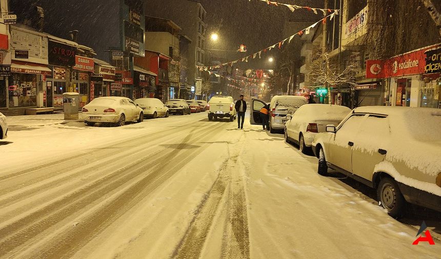 Ardahan Sürpriz Kar Yağışıyla Beyazlara Büründü: Kış Bitmiyor!
