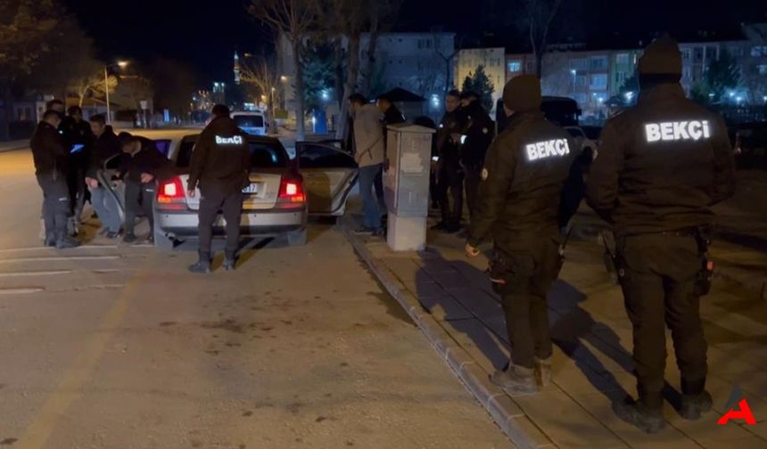 Aksaray Gece Yarısı Hareketlendi Polis'ten Şok Uygulama, Araçlar Didik Didik Arandı!